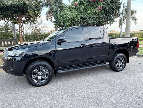 TOYOTA HILUX 2.8 D-4D TURBO DIESEL CD SR 4X4 AUTOMÁTICO TOYOTA HILUX 2.8 D-4D TURBO DIESEL CD SR 4X4 AUTOMÁTICO
